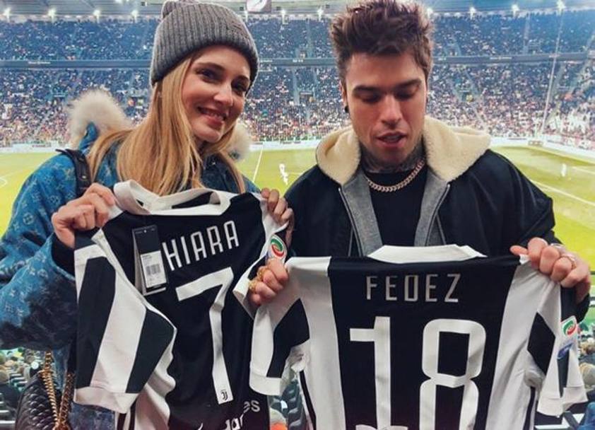 Chiara e Fedez con le maglie della Juventus. Foto Instagram